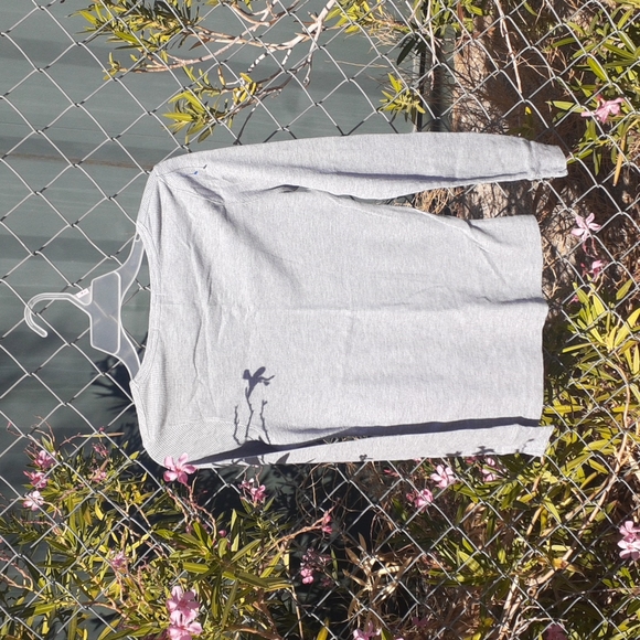 NWOT Active Grey Long Sleeve V-neck Top, Size L - Picture 8 of 8